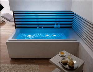 WHIRLPOOL MET LICHTTHERAPIE IN DE BADKAMER WHIRLPOOL MET LICHTTHERAPIE IN DE BADKAMER